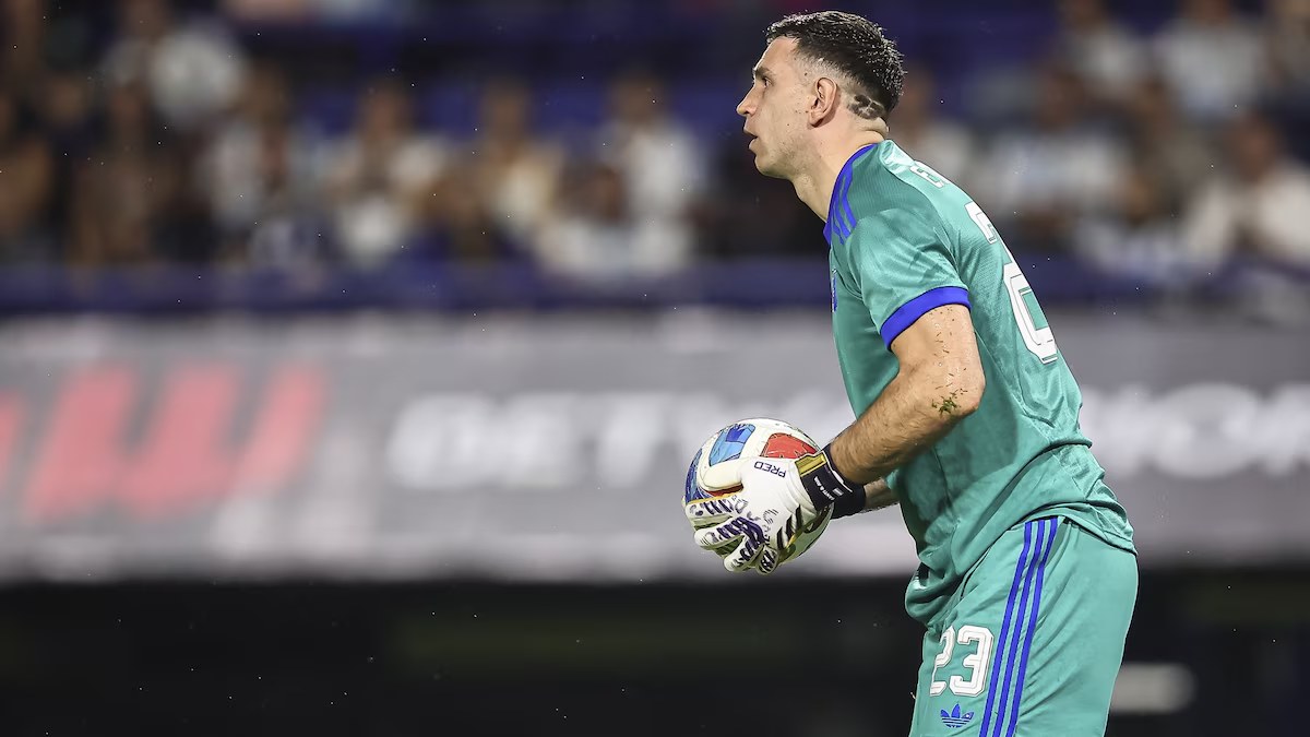 Dibu Martínez lanza críticas duras tras triunfo