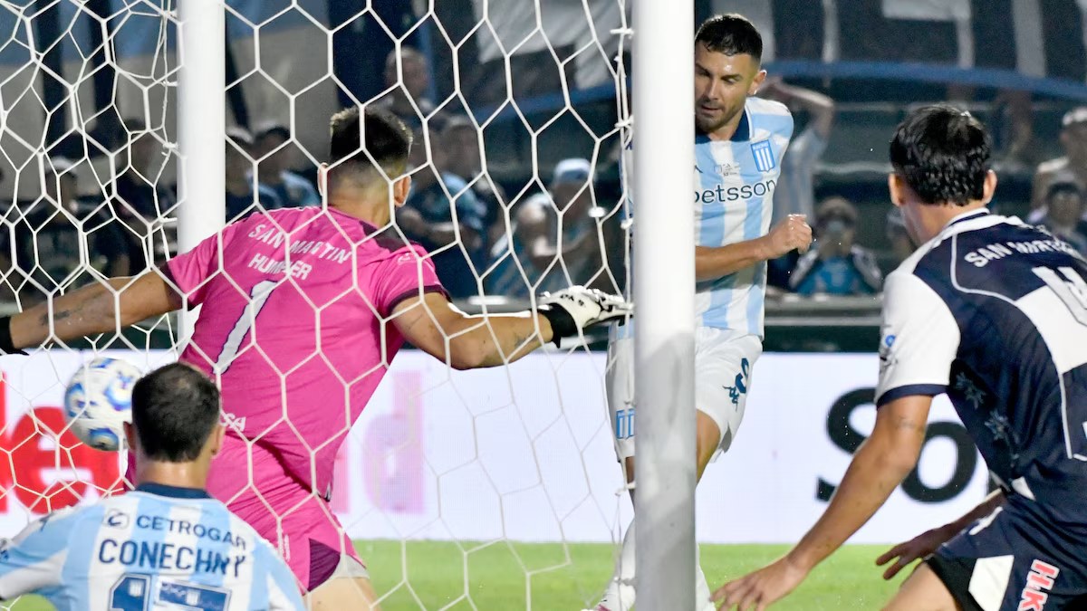 Racing avanza, pero el juego sigue en deuda