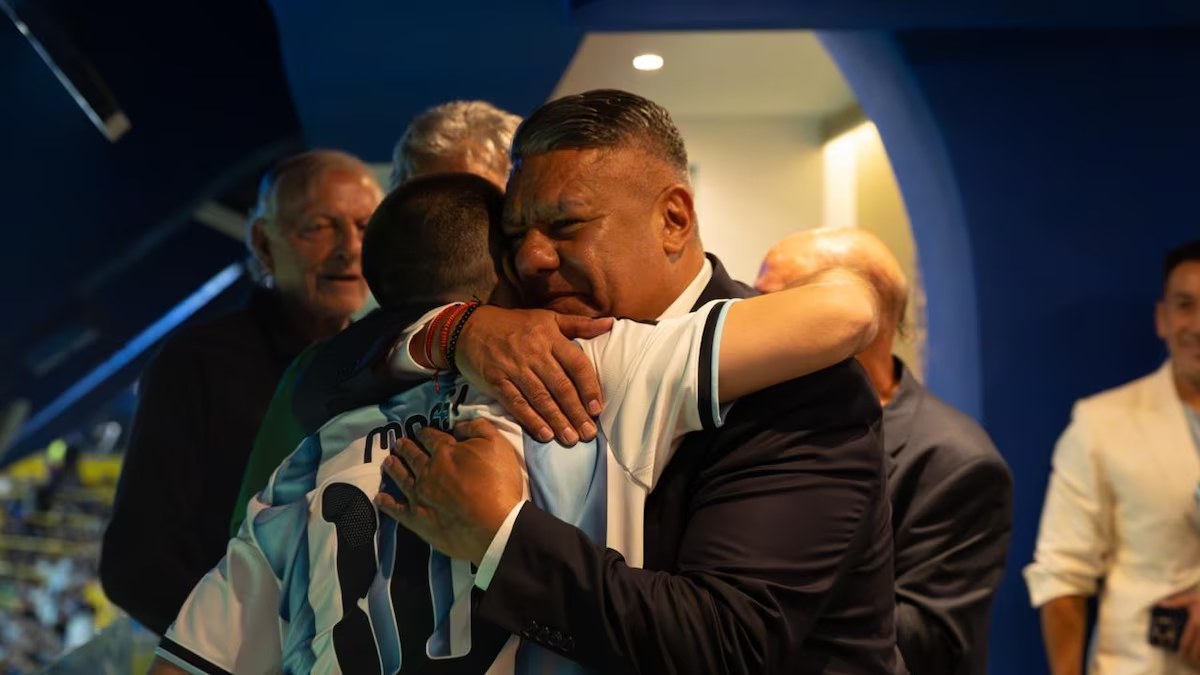 Gendarme liberado disfruta del partido en AFA