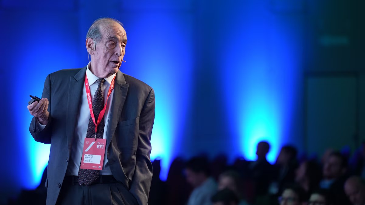 Arriazu: La economía puede crecer, pero hay riesgos