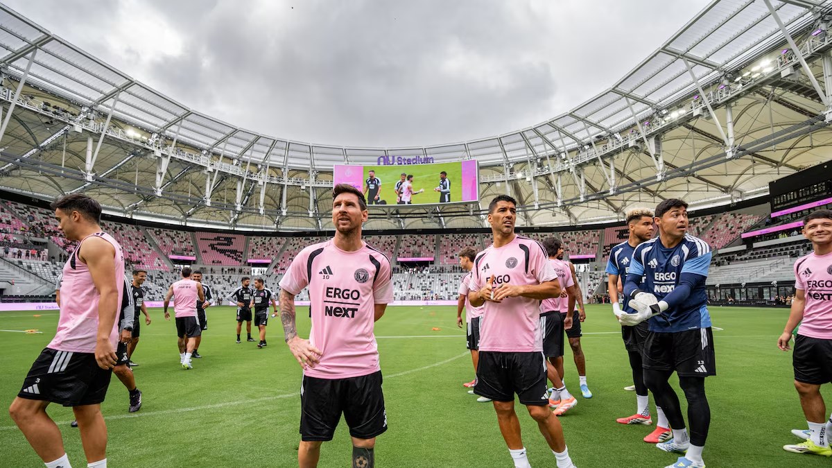 Messi pisa el nuevo estadio y la presión crece